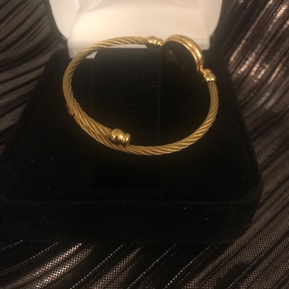 *SOLD!* Authentic Gucci Mother of Pearl Gold Watch - Picture 3 of 8